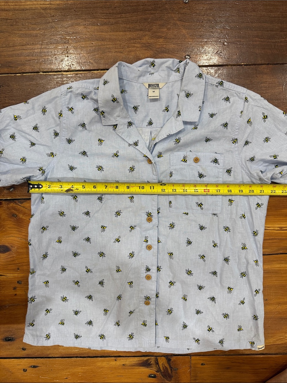 Duluth Trading Co Light Blue Short Sleeve Button-Down with Bee Print Size medium - Picture 4 of 12